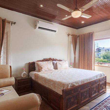 Stayvista At Pinewood Villa - Pet Friendly Villa With Lawn & Pool Table Сринагар Экстерьер фото