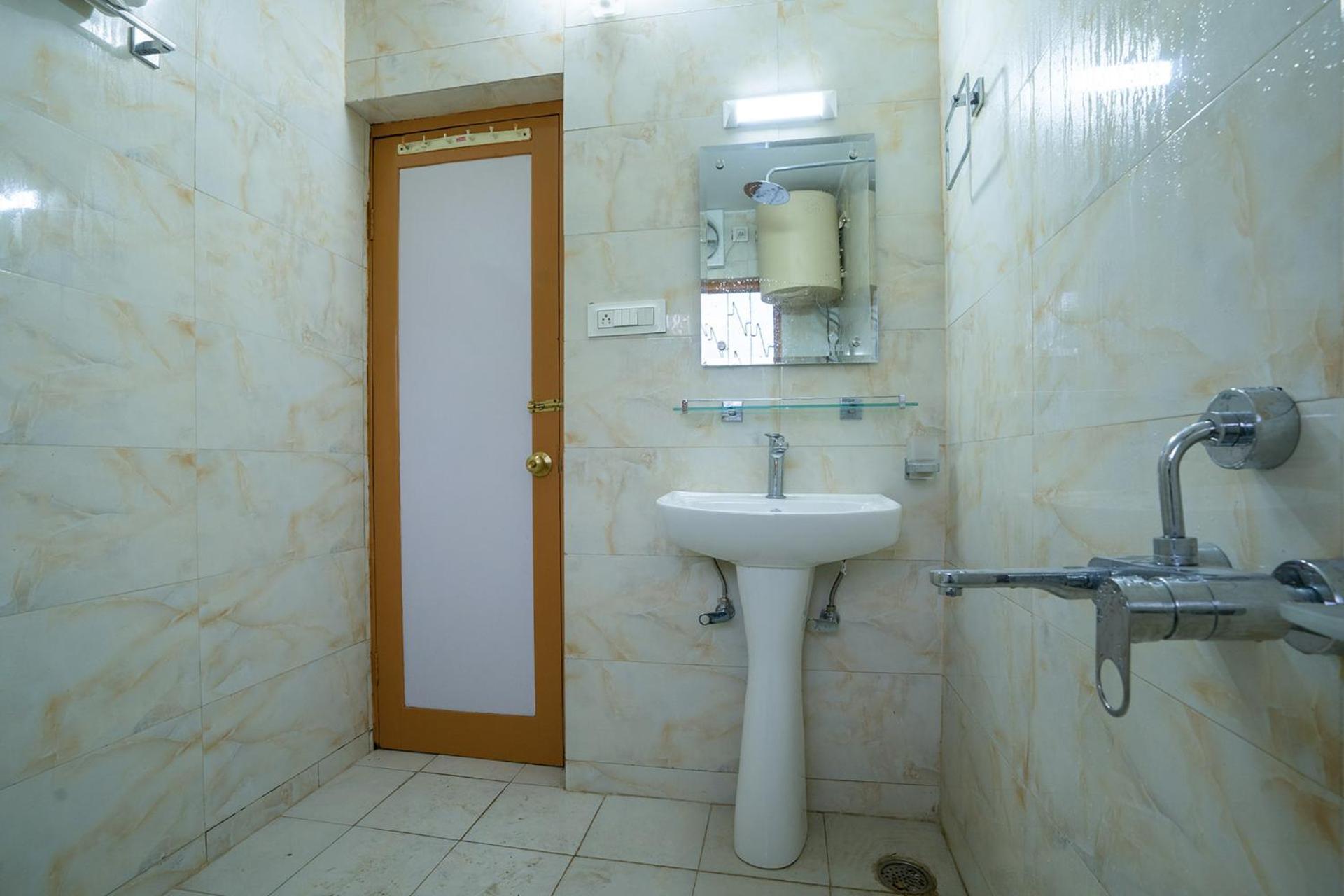 Stayvista At Pinewood Villa - Pet Friendly Villa With Lawn & Pool Table Сринагар Экстерьер фото