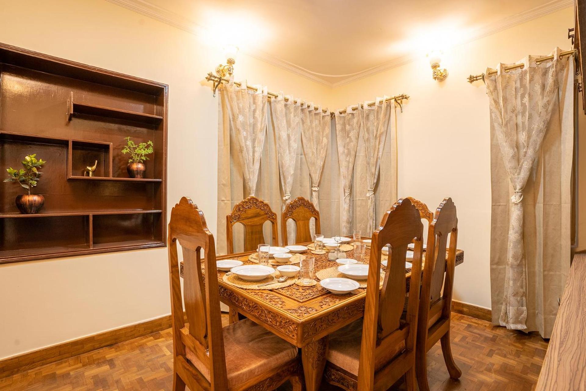 Stayvista At Pinewood Villa - Pet Friendly Villa With Lawn & Pool Table Сринагар Экстерьер фото