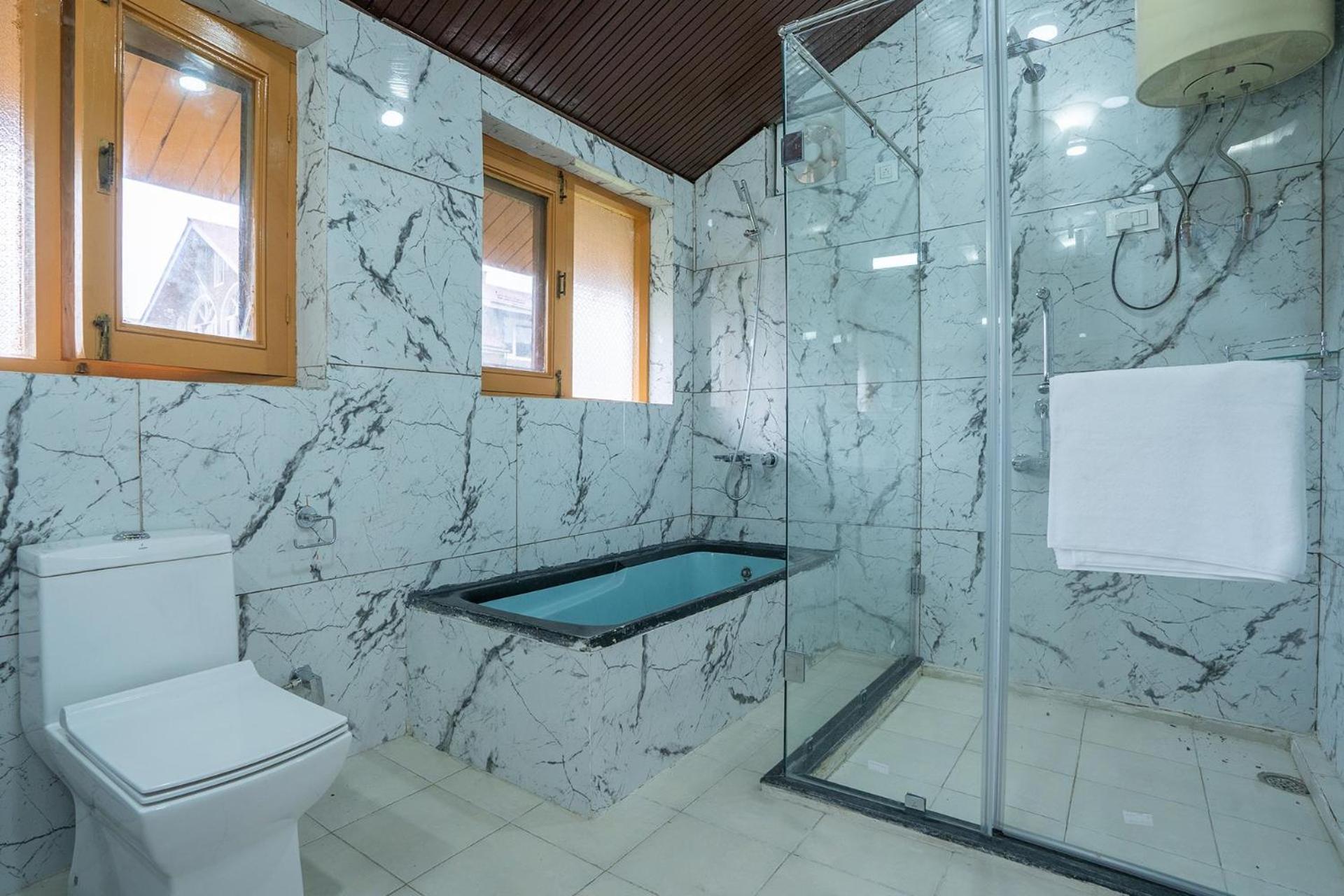 Stayvista At Pinewood Villa - Pet Friendly Villa With Lawn & Pool Table Сринагар Экстерьер фото