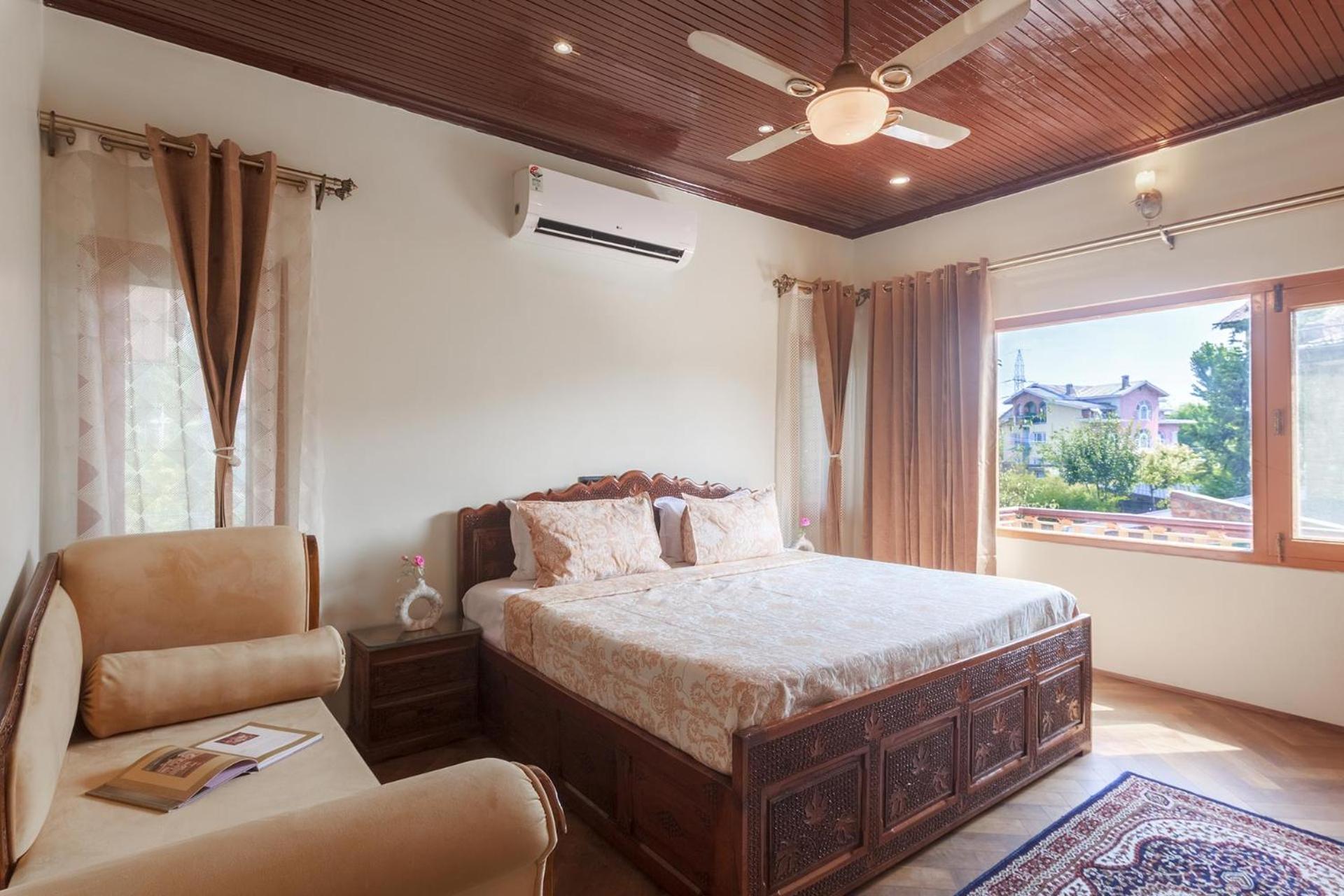 Stayvista At Pinewood Villa - Pet Friendly Villa With Lawn & Pool Table Сринагар Экстерьер фото