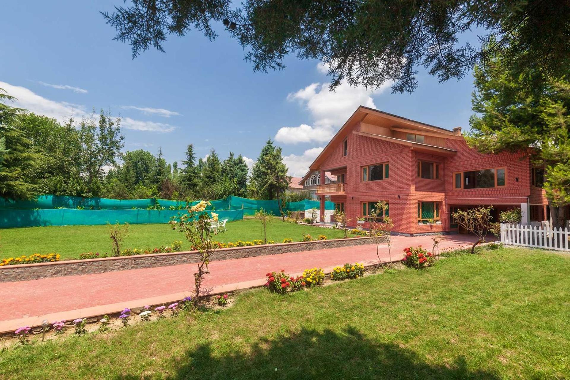 Stayvista At Pinewood Villa - Pet Friendly Villa With Lawn & Pool Table Сринагар Экстерьер фото