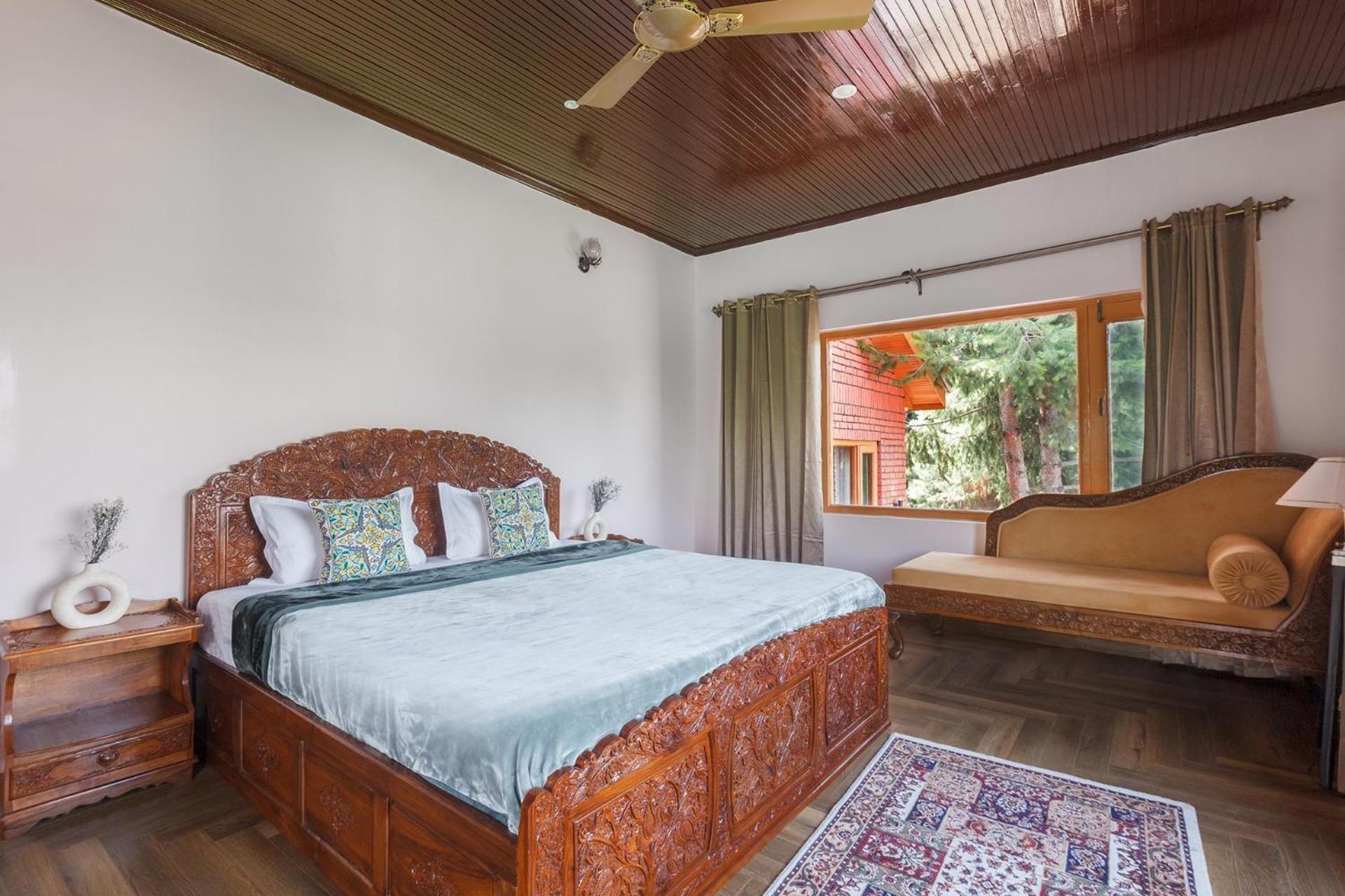 Stayvista At Pinewood Villa - Pet Friendly Villa With Lawn & Pool Table Сринагар Экстерьер фото