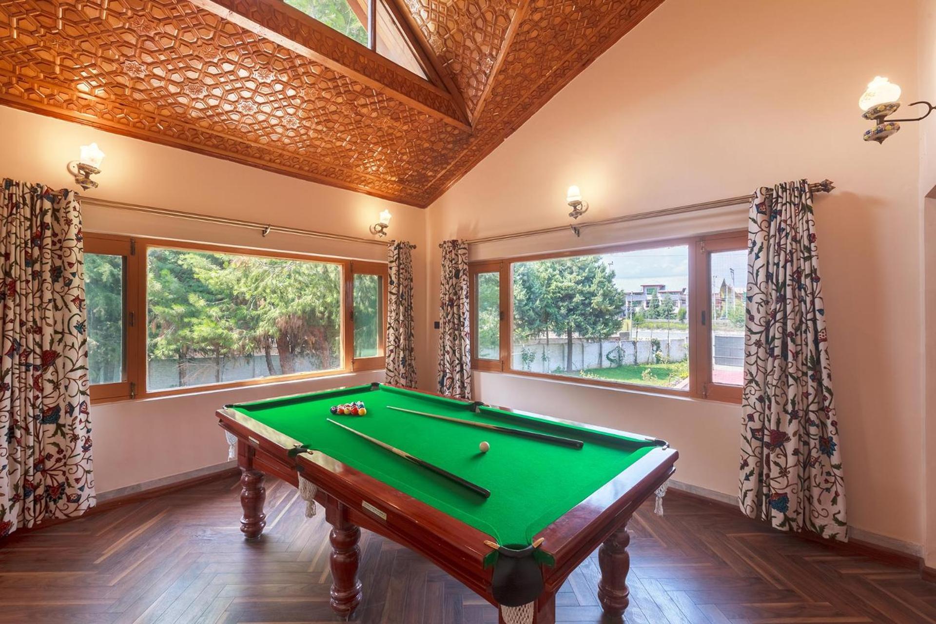 Stayvista At Pinewood Villa - Pet Friendly Villa With Lawn & Pool Table Сринагар Экстерьер фото