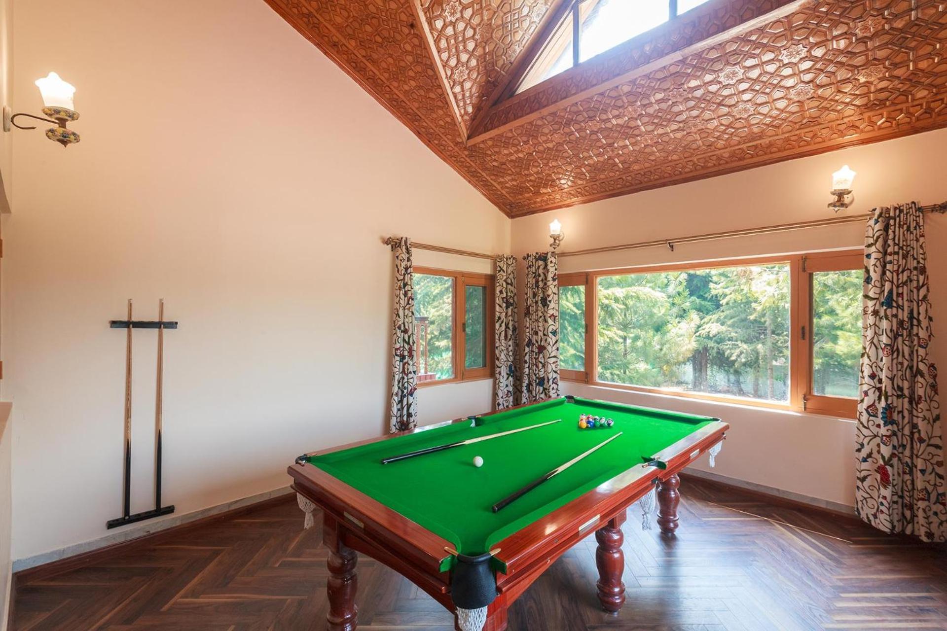 Stayvista At Pinewood Villa - Pet Friendly Villa With Lawn & Pool Table Сринагар Экстерьер фото