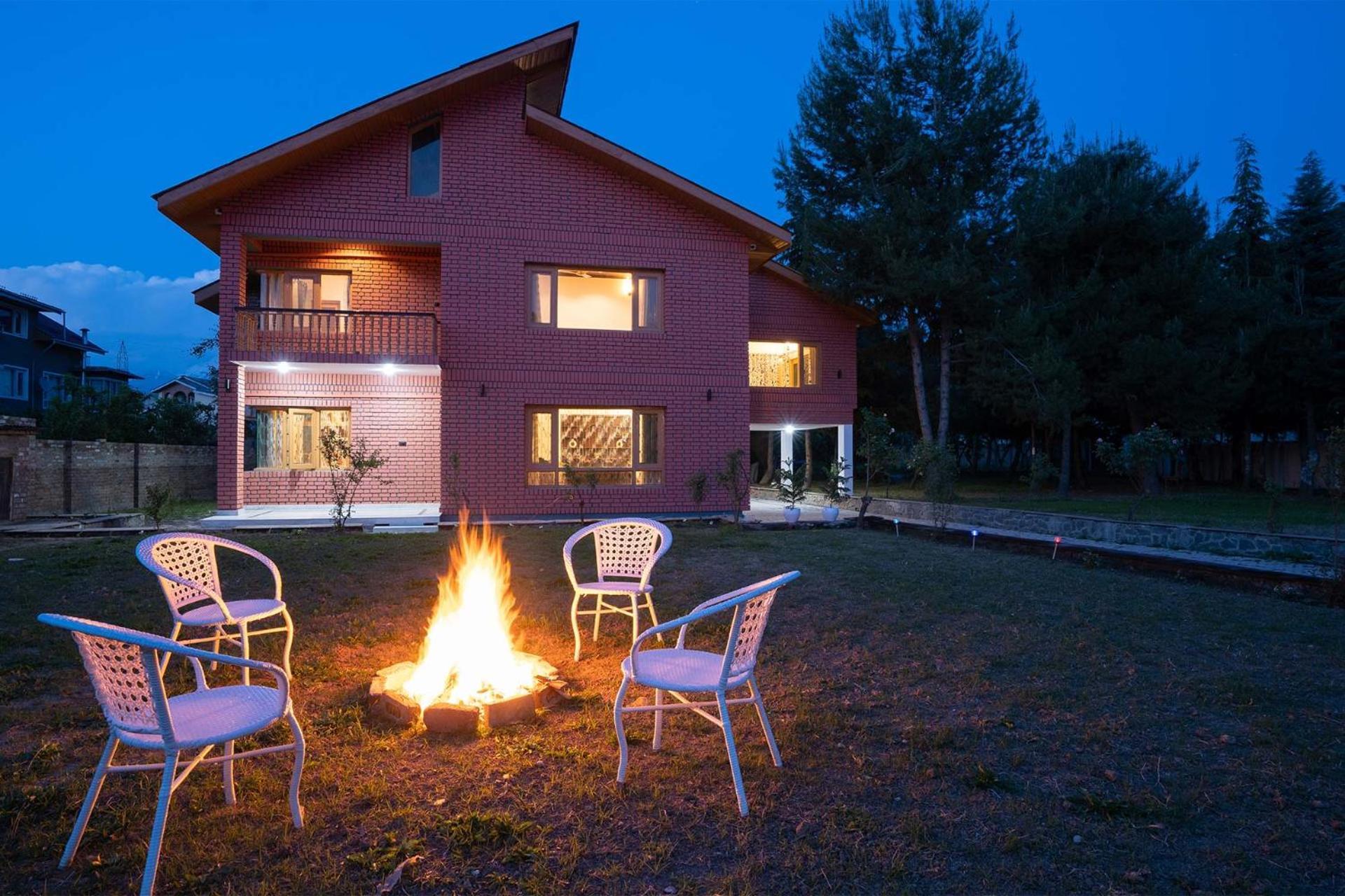 Stayvista At Pinewood Villa - Pet Friendly Villa With Lawn & Pool Table Сринагар Экстерьер фото