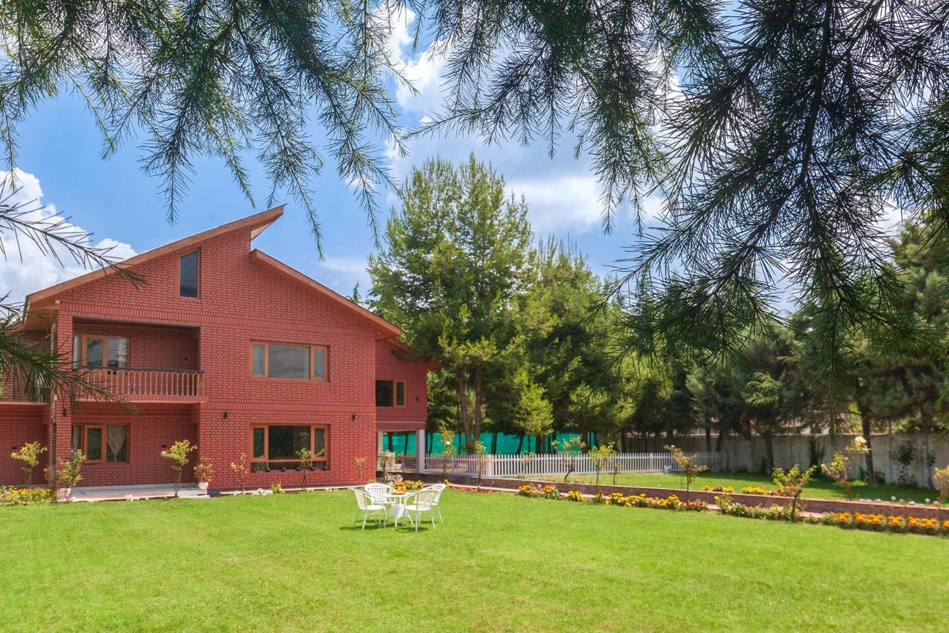 Stayvista At Pinewood Villa - Pet Friendly Villa With Lawn & Pool Table Сринагар Экстерьер фото