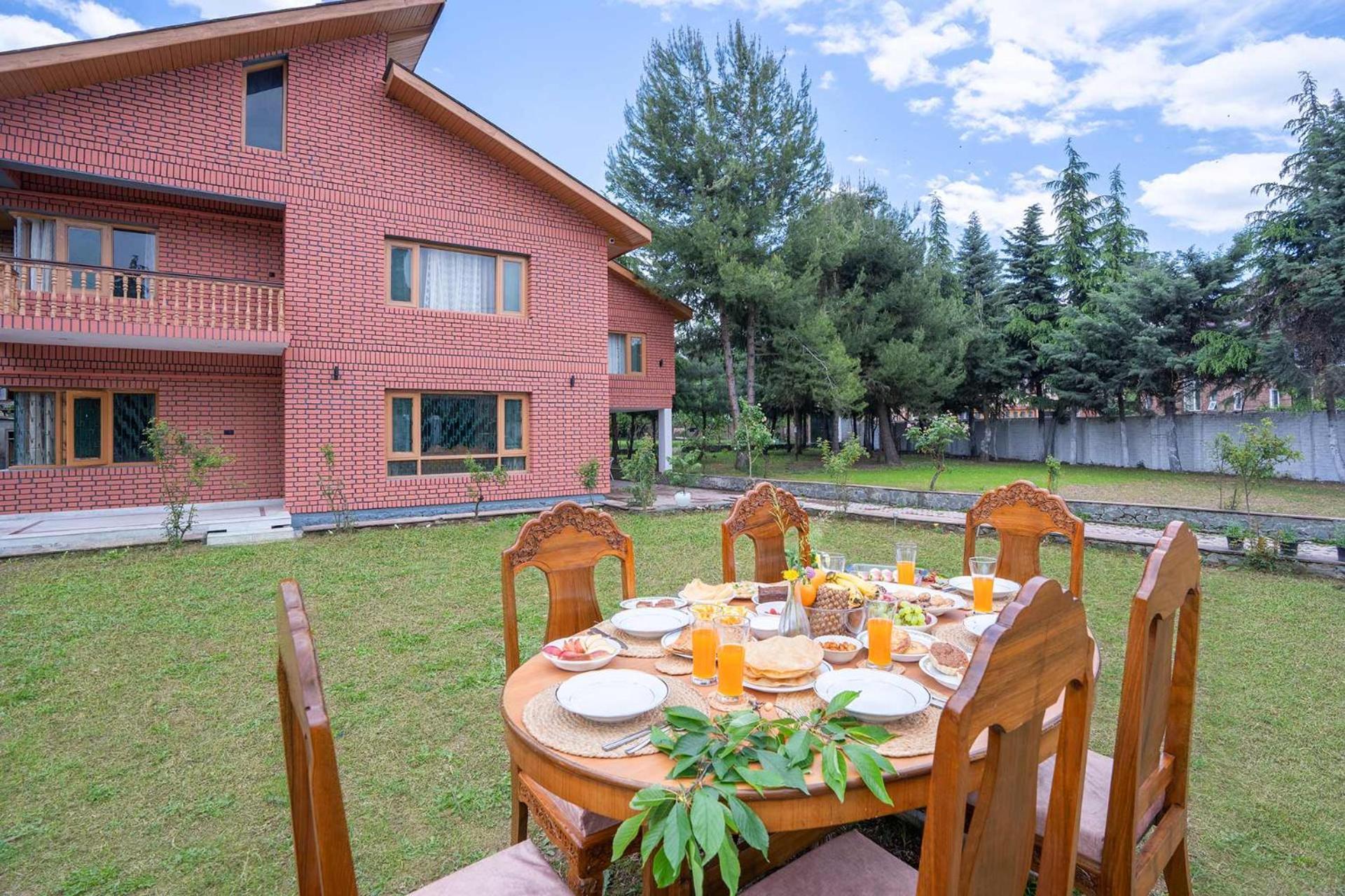 Stayvista At Pinewood Villa - Pet Friendly Villa With Lawn & Pool Table Сринагар Экстерьер фото